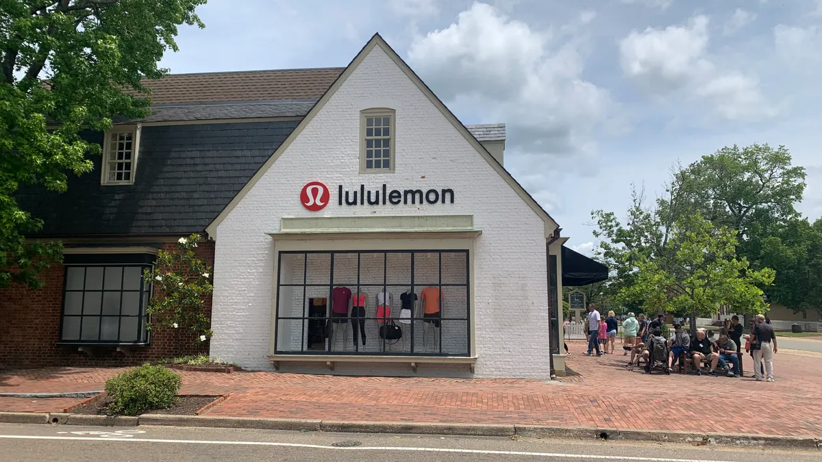 A white brick Lululemon storefront in WIlliamsburg, Virginia