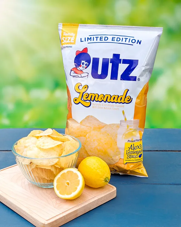Una bolsa de chips con sabor a limonada de Utz.