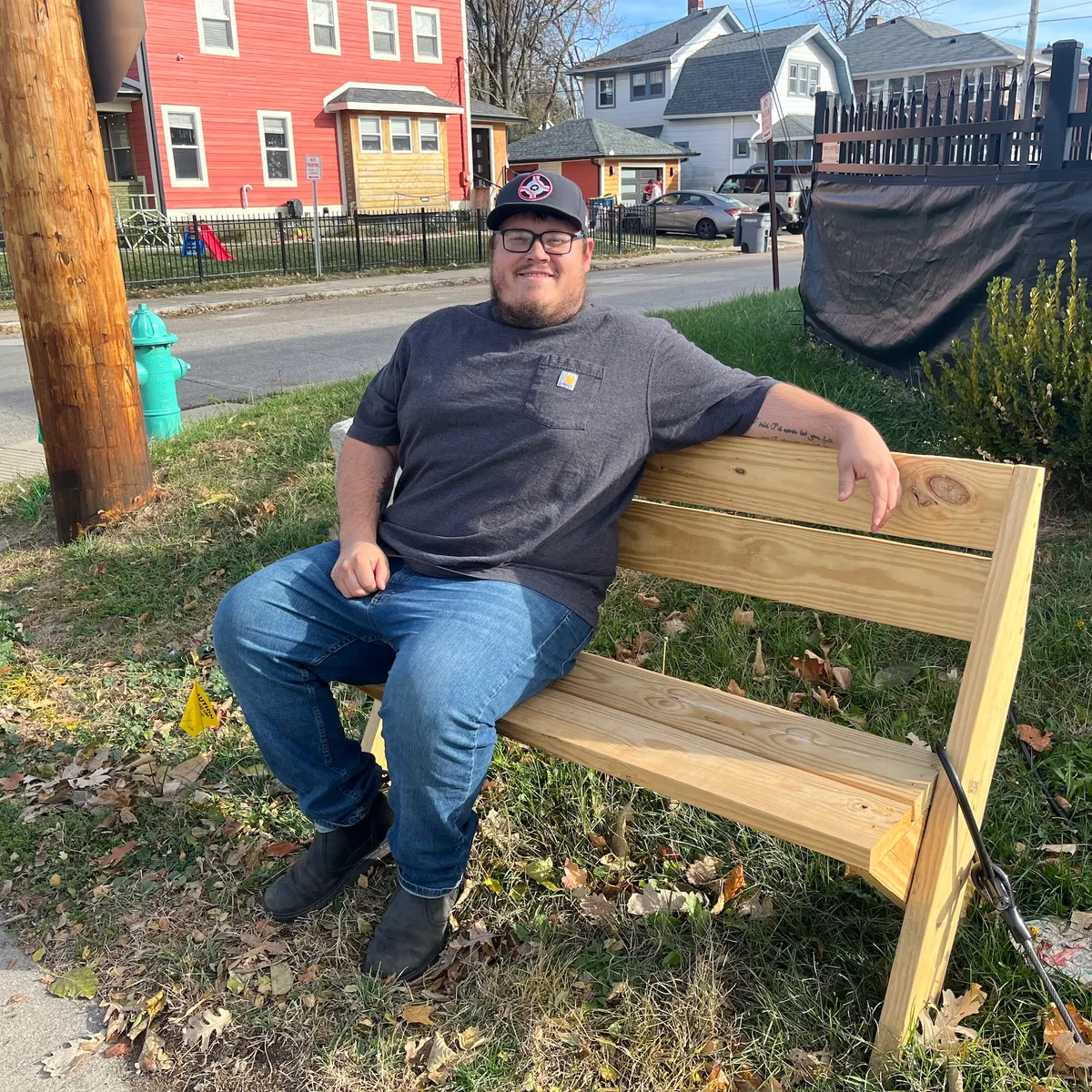 neighborhood ベンチ There was no place for his family to sit. Now the 'Bench Mench