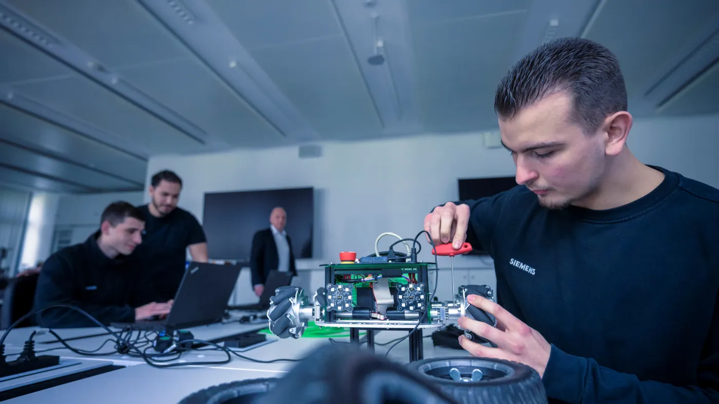 Trainees Learn To Use Artificial Intelligence
