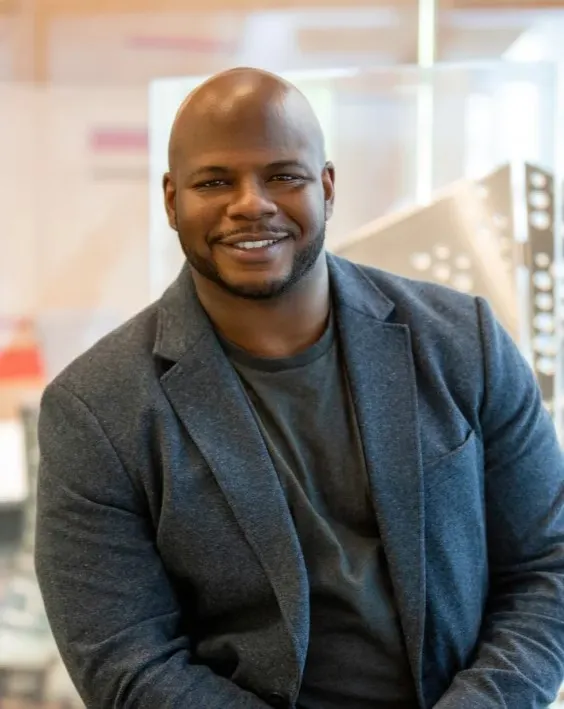 Headshot of Dan Lester.