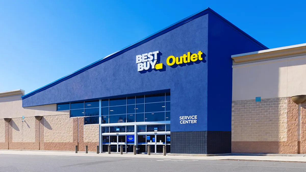 Best Buy announces new Outlet stores.