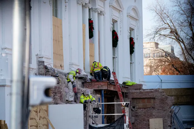 White House ballroom fight shifts focus to contractor risk