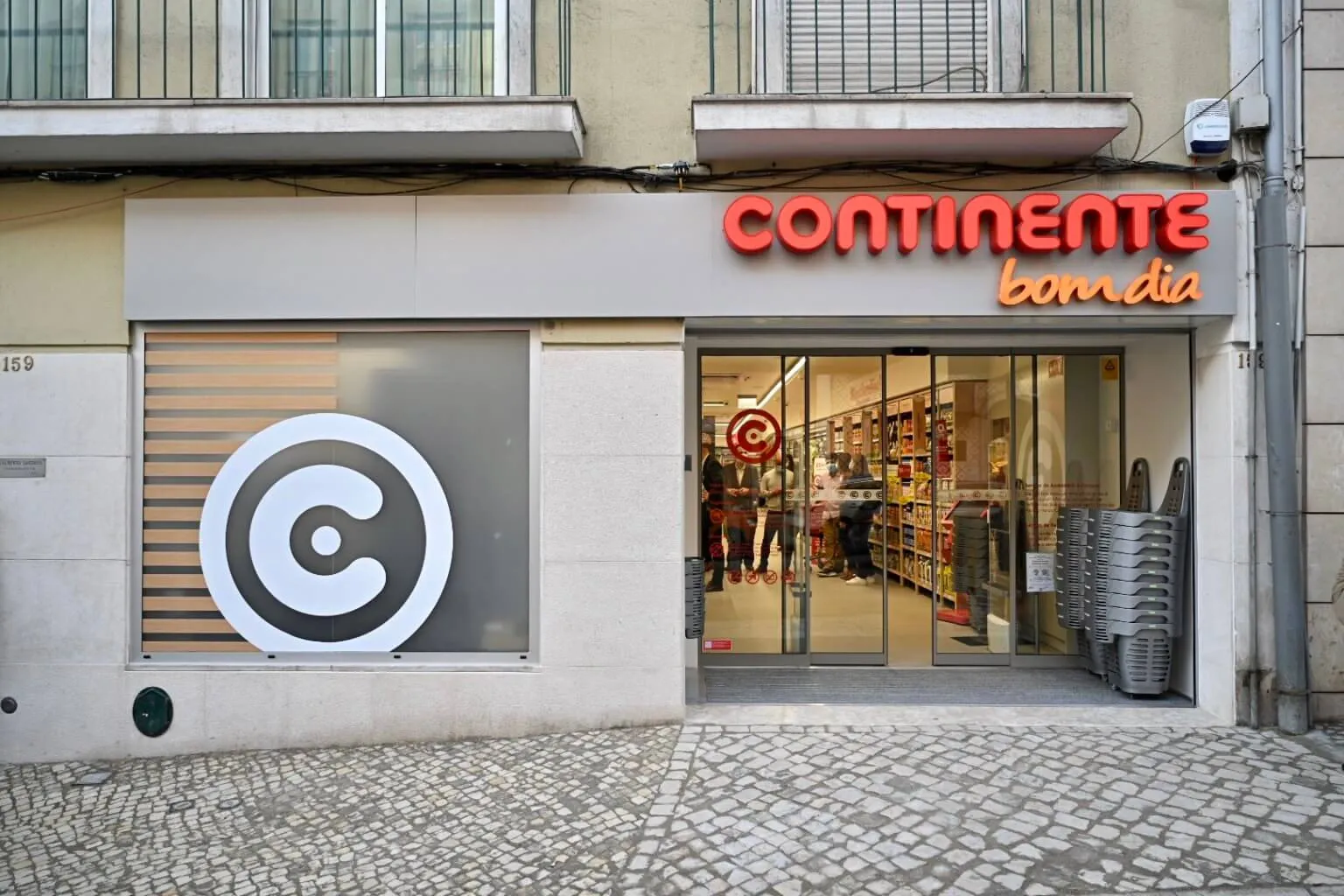 Exterior of a Continente Bom Dia store.