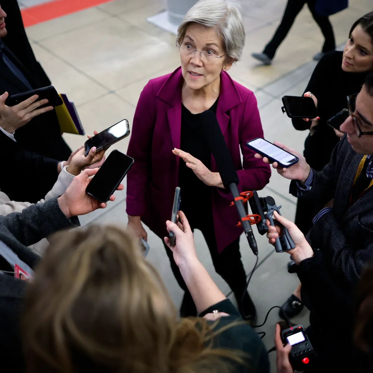 Sen. Warren draws more support for crypto crackdown bill | Banking Dive