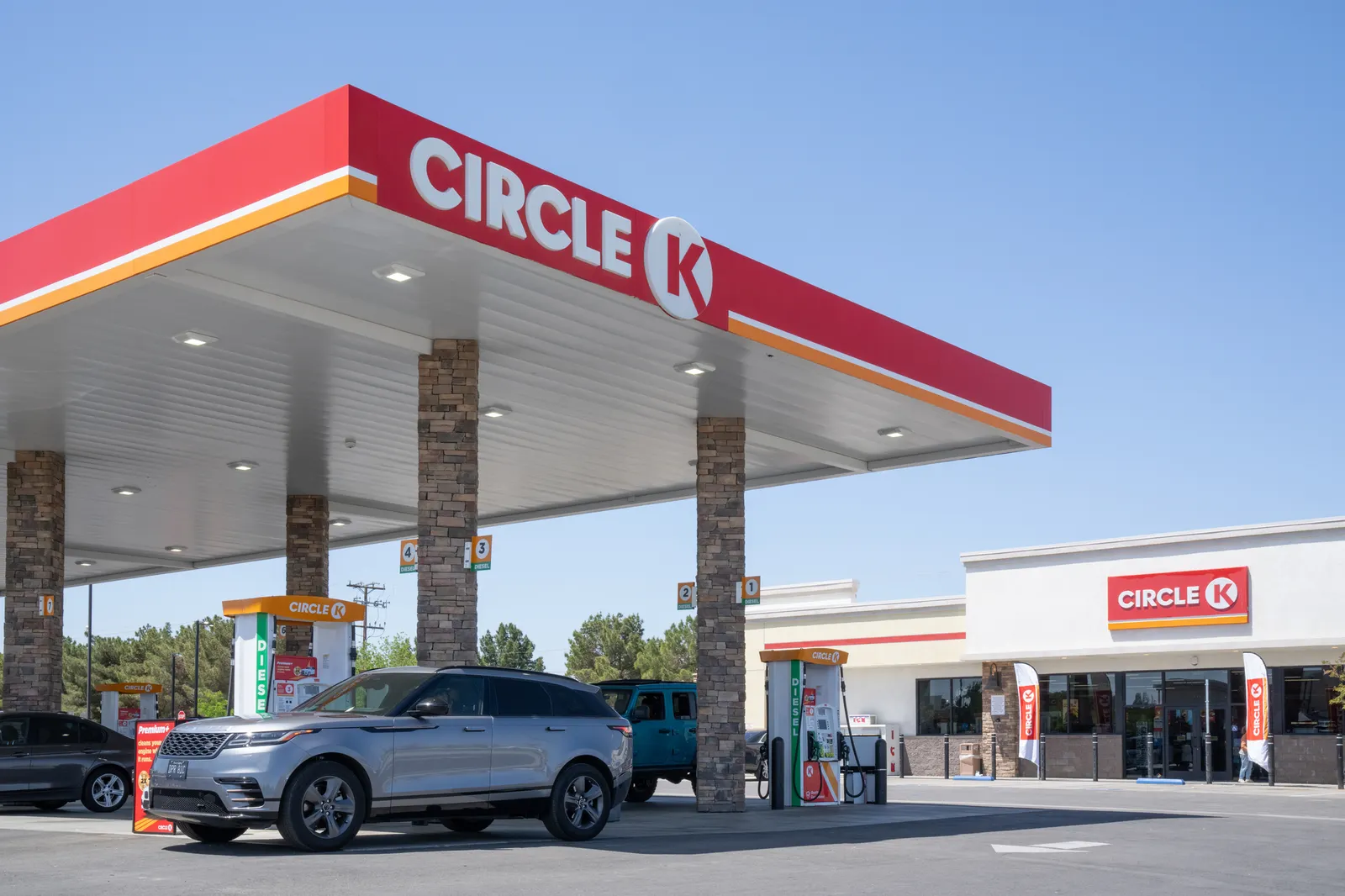 A photo of a gas station and convenience store. Both the fuel canopy and store read "Circle K."