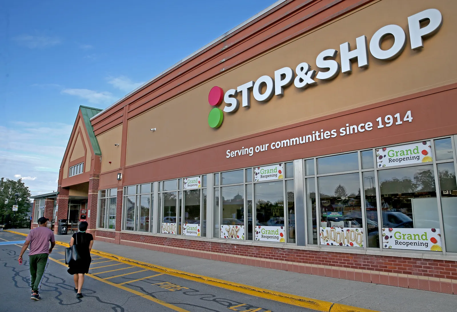 Exterior shot of Stop & Shop store