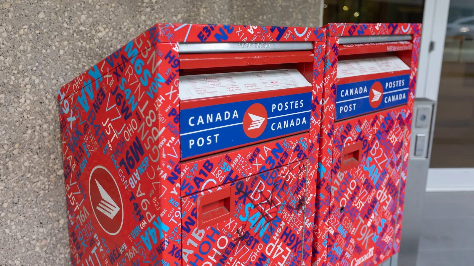 Почтовый ящик Canada Post в Ванкувере. Сеть перевозчиков находится под угрозой срыва в пятницу, когда истекают договорные соглашения с Канадским союзом почтовых работников. 