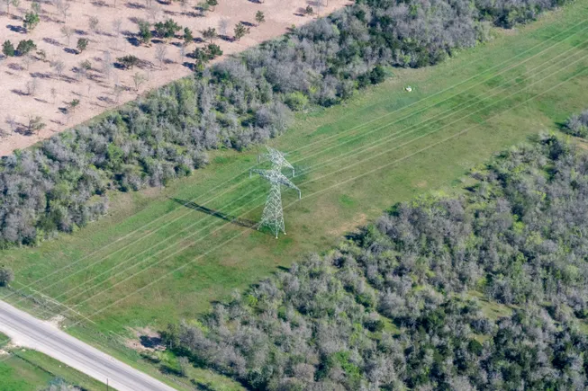 Texas landowners seek pause in $2B 765-kV transmission line case over notice concerns