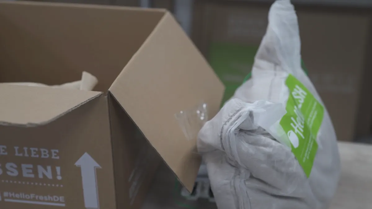 HelloFresh box and insulating pouch for meal-kit delivery