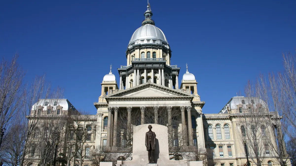 Outside view of the Illinois State Capitol Building