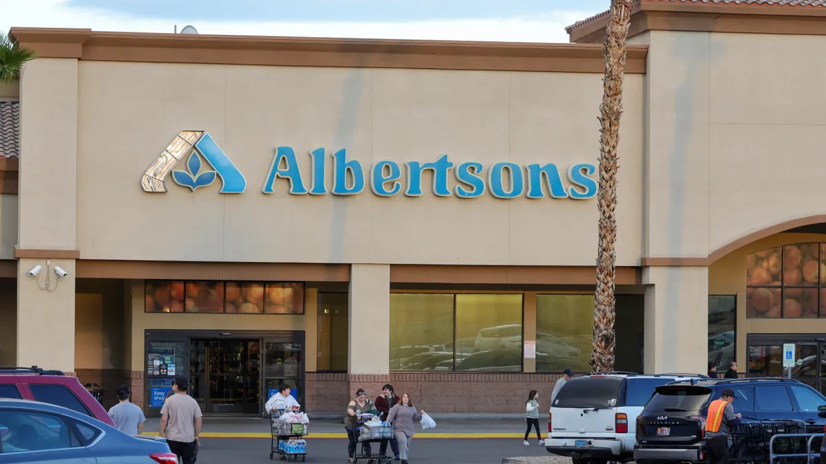 The outside of an Albertsons grocery store