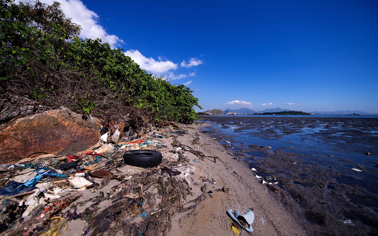 Rio, Brazil problems with trash on Earth Day