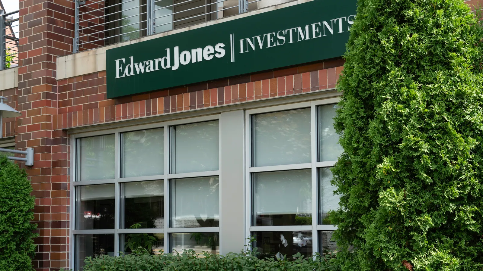 Edward Jones pushes back on lawsuit challenging diversity program