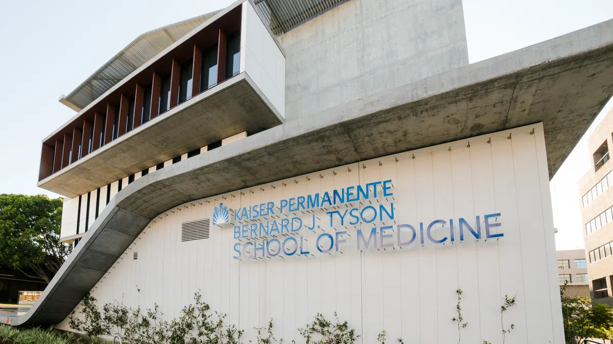 A picture of the outside of a building for the kaiser permanente school of medicine