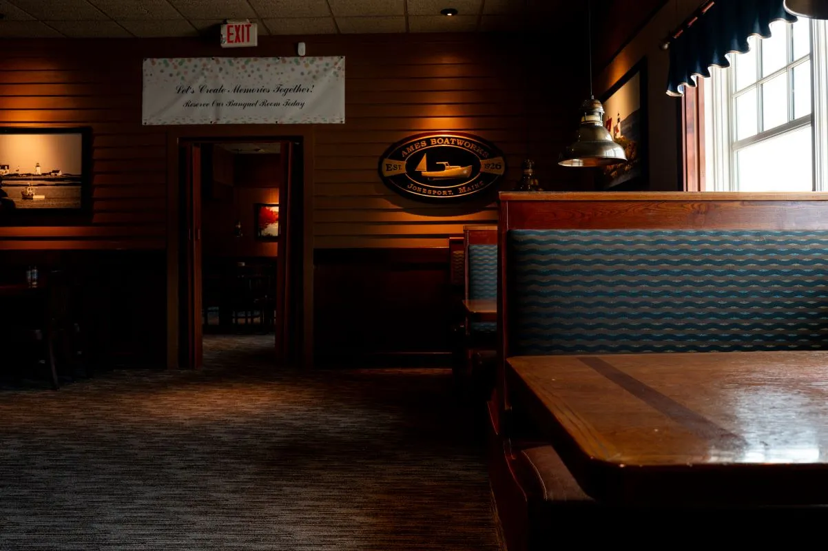 An image of a darkened Red Lobster with empthy booths.