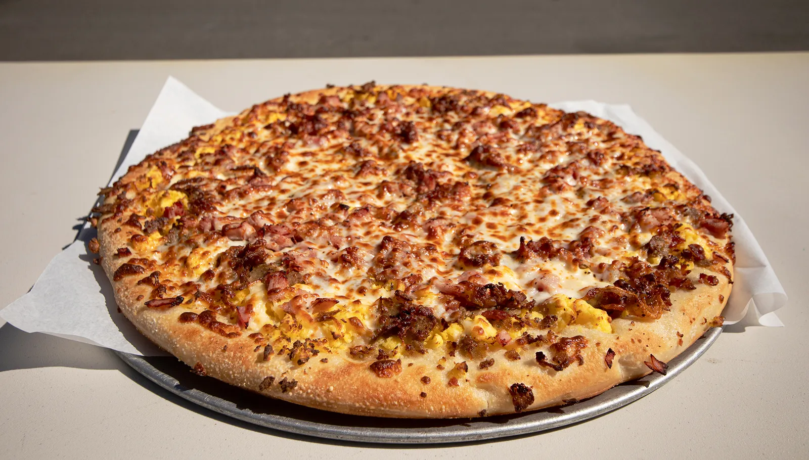 A photo of a breakfast pizza.