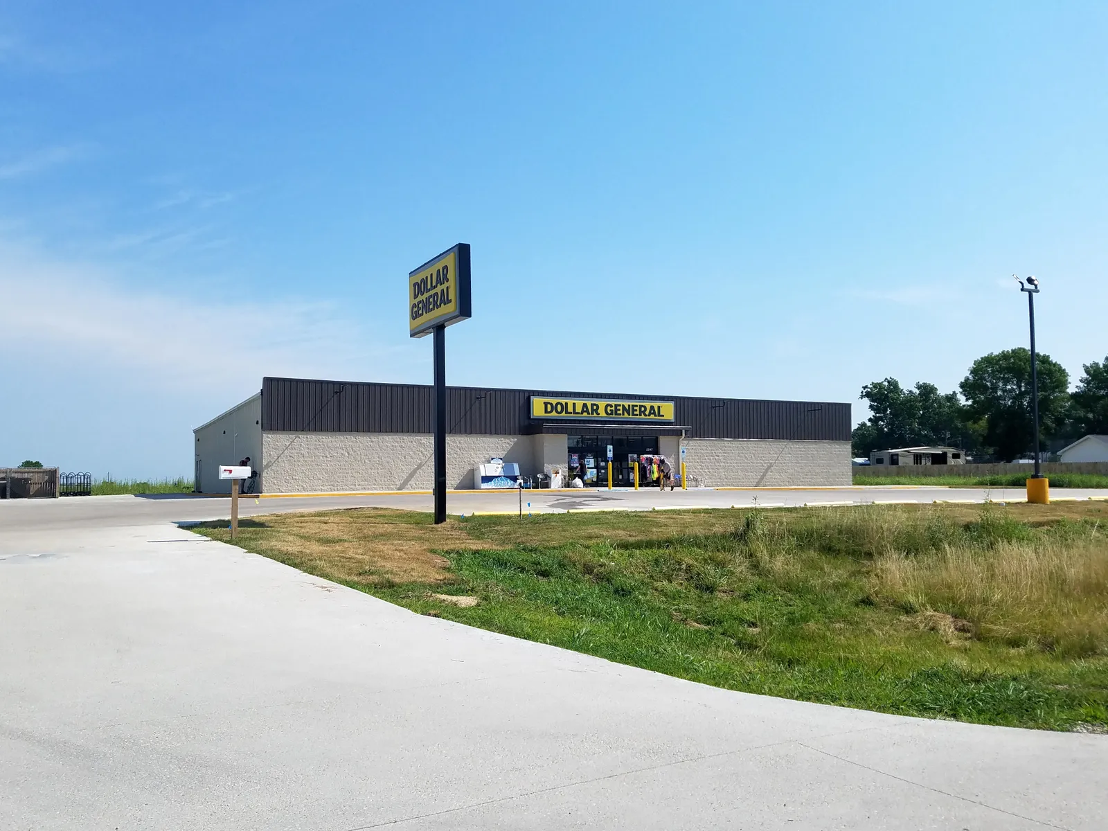 A photo of a Dollar General.