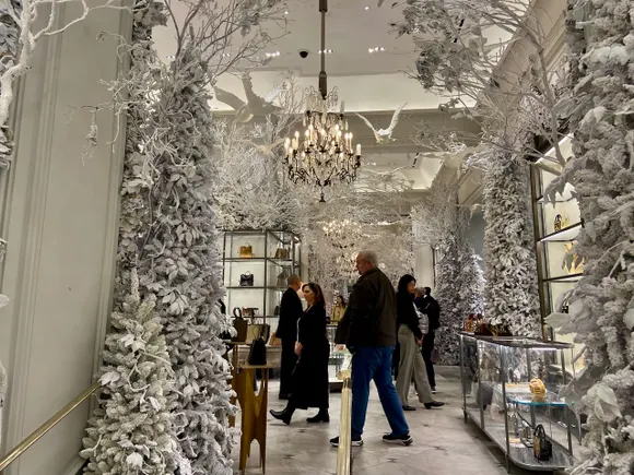 NRF forecasts 4.2% holiday sales growth, muted seasonal hiring