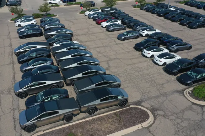 Tesla CFO offloads another $1.7M in stock