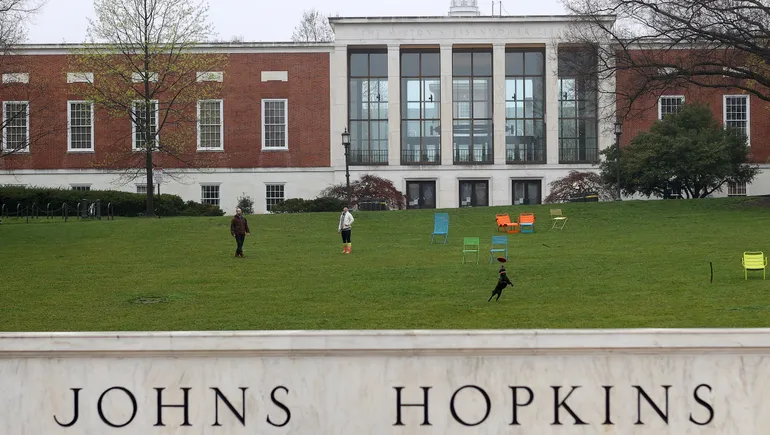 Johns Hopkins para destituir 2.200 trabalhadores enquanto se enrola dos cortes da USAID de Trump